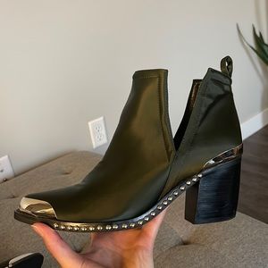 Stunning Huntergreen satin JEFFERY CAMPBELL booties size 9